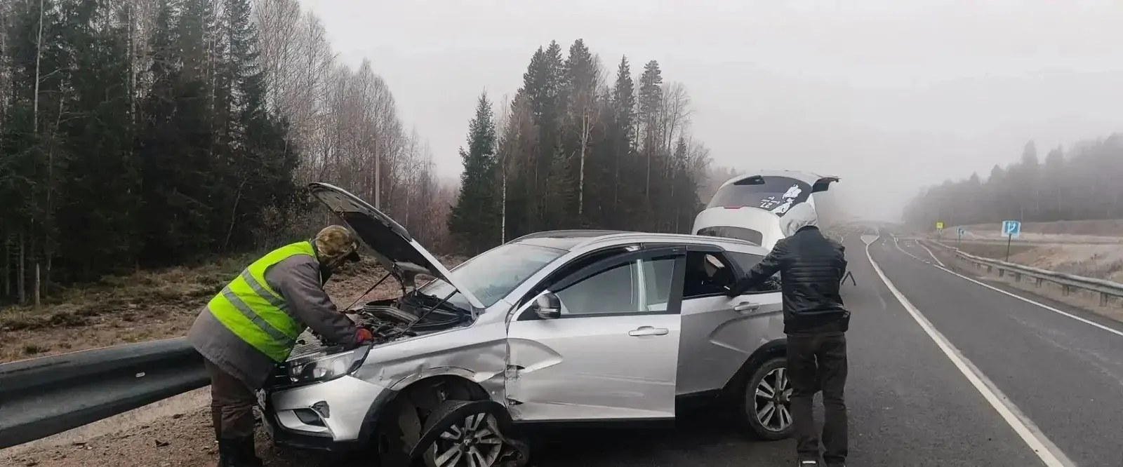 Автомобиль жёстко врезался в отбойник на трассе в Карелии