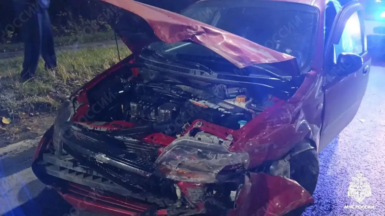 Две легковушки разбились в аварии на оживленном шоссе Петрозаводска