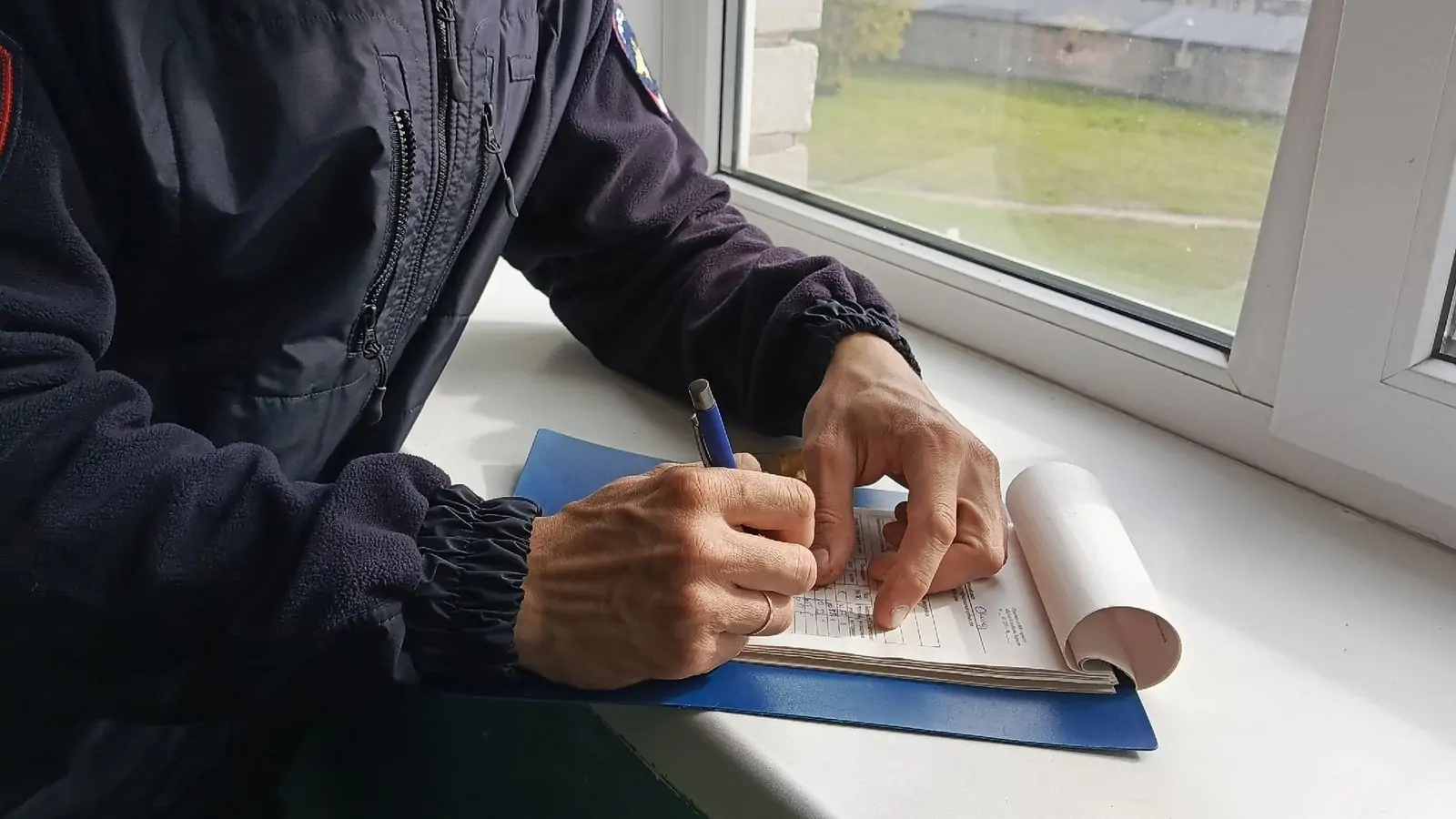 Житель Карелии украл бочки, выпавшие из грузовика во время аварии