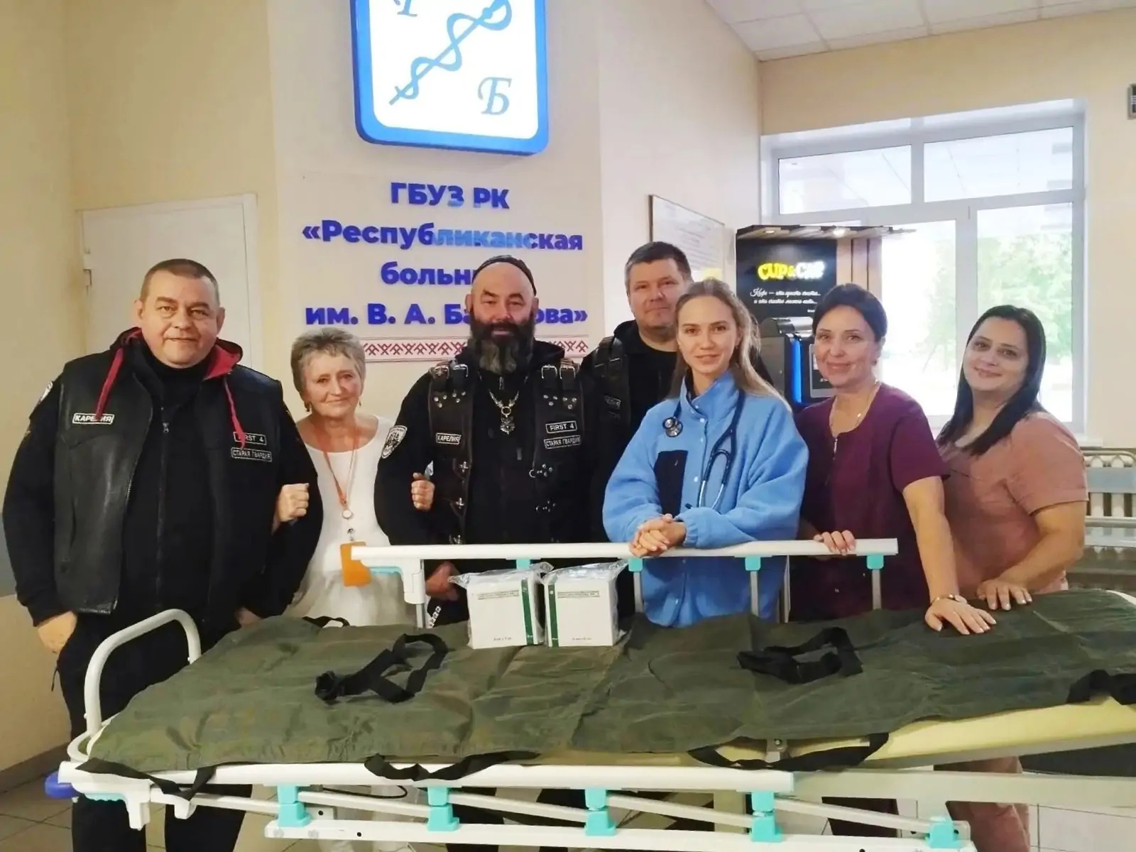 Петрозаводские байкеры подарили больнице оборудование для бережной перевозки пациентов