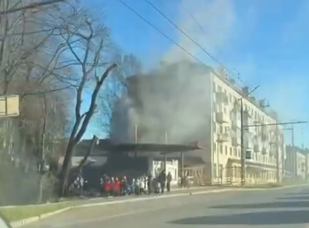 Жилой дом загорелся в центре Петрозаводска