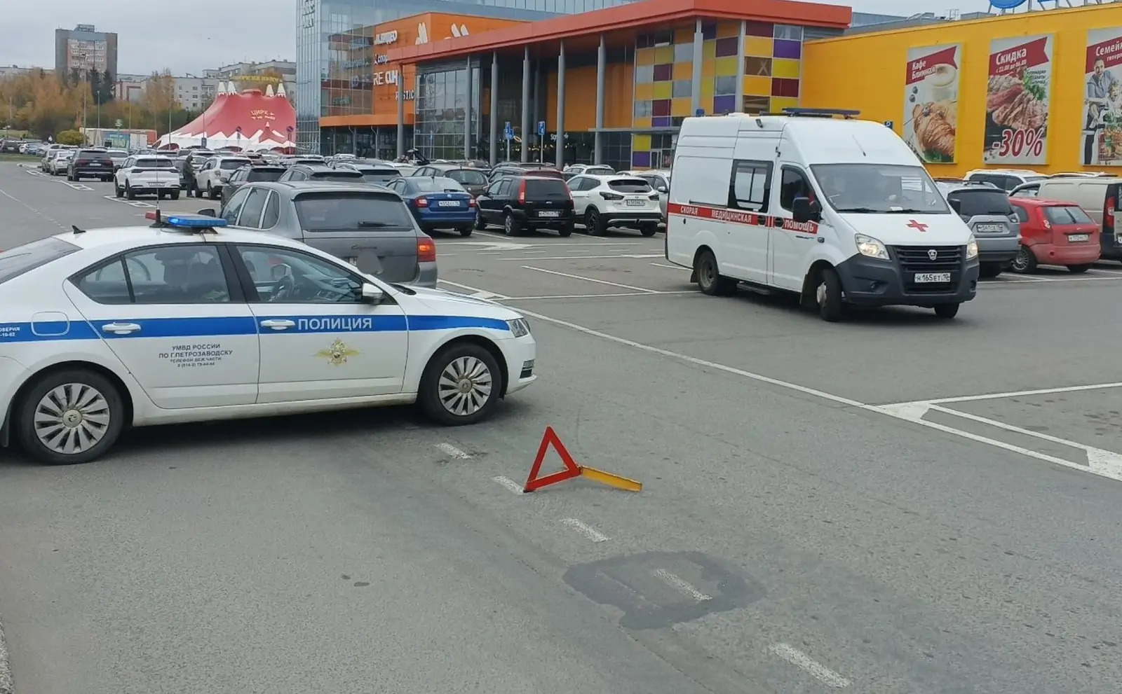 Велосипедиста сбили перед крупным торговым центром в Петрозаводске