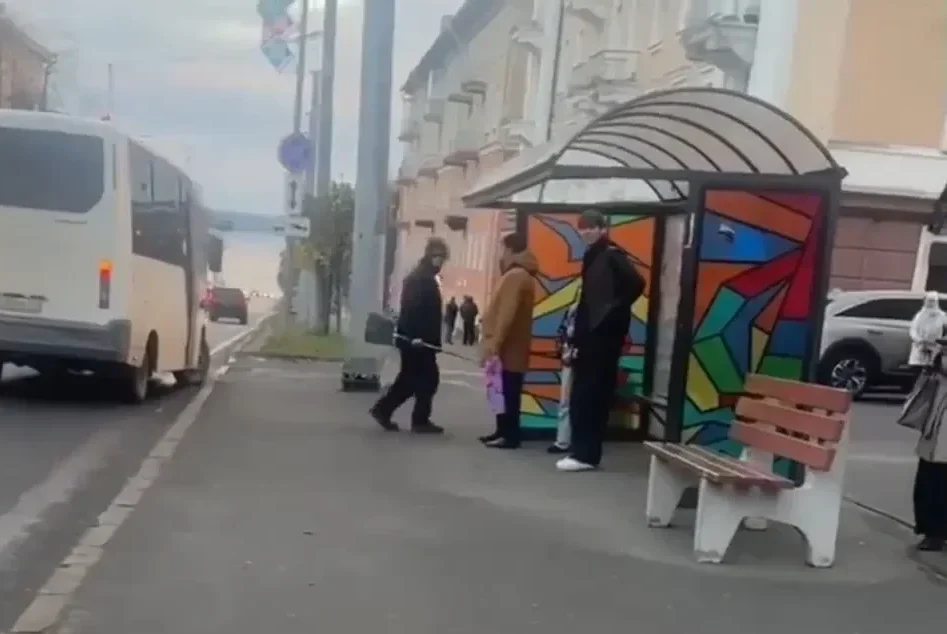 Мужчина с метлой снова кошмарит жителей Петрозаводска
