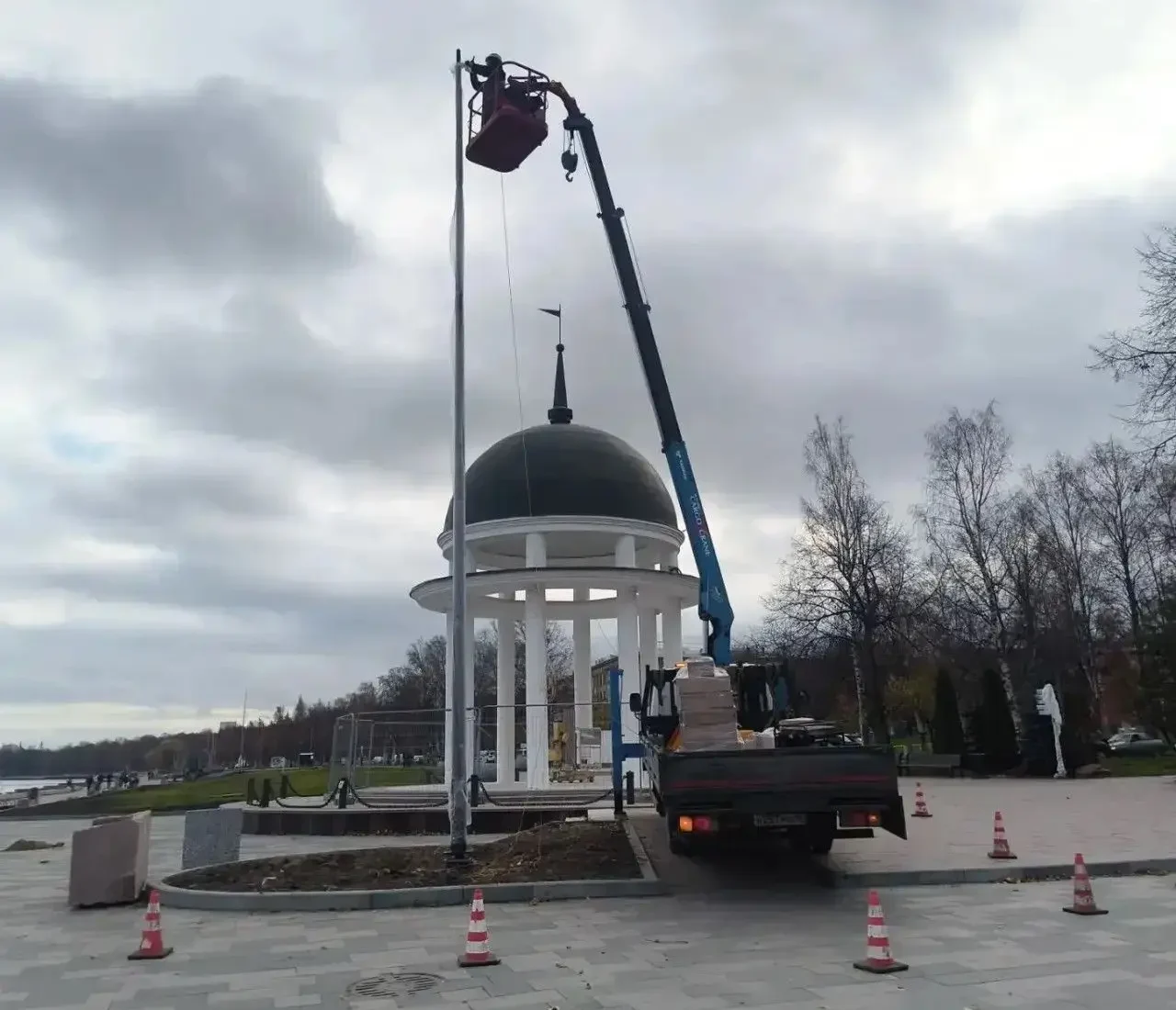 Современное освещение монтируют на набережной в Петрозаводске