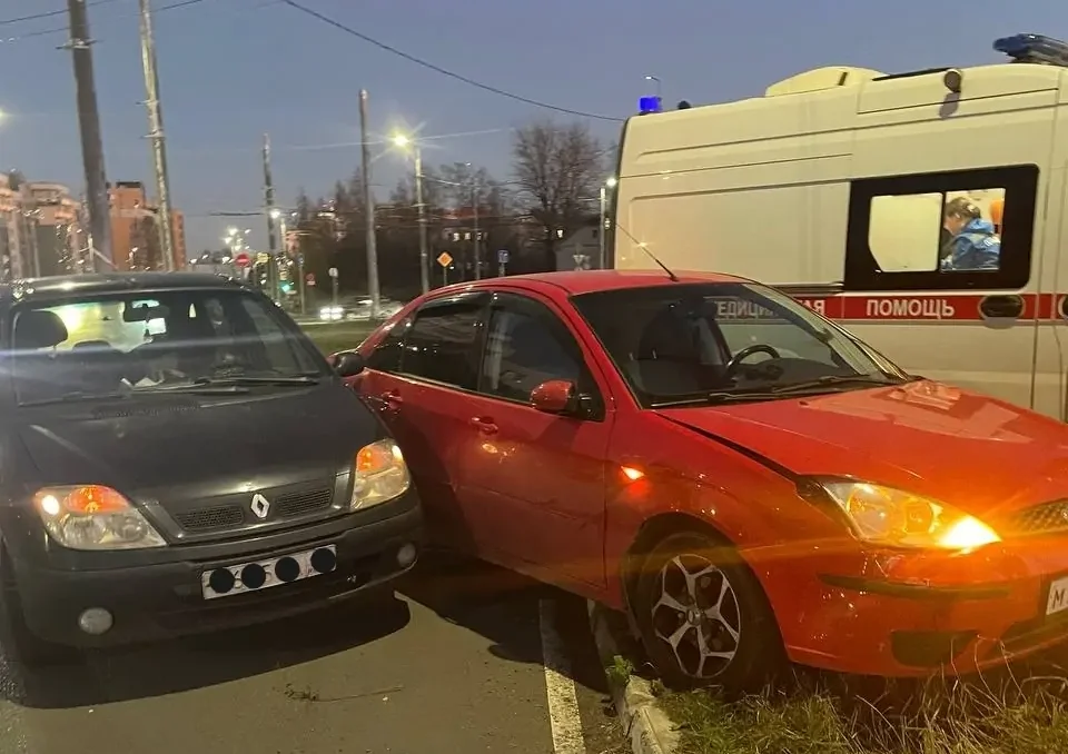 Два человека получили травмы в аварии на кольце в расширенном центре Петрозаводска