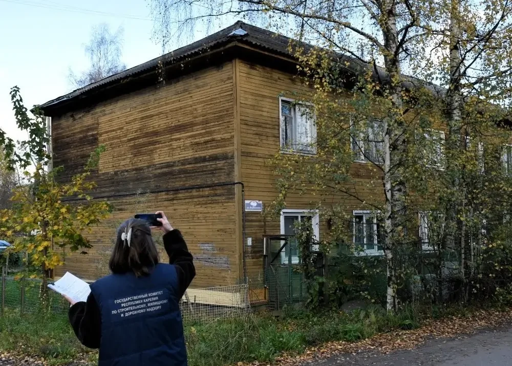 Жители дома в Петрозаводске пожаловались на протечки крыши, затопленный элеватор и мусор