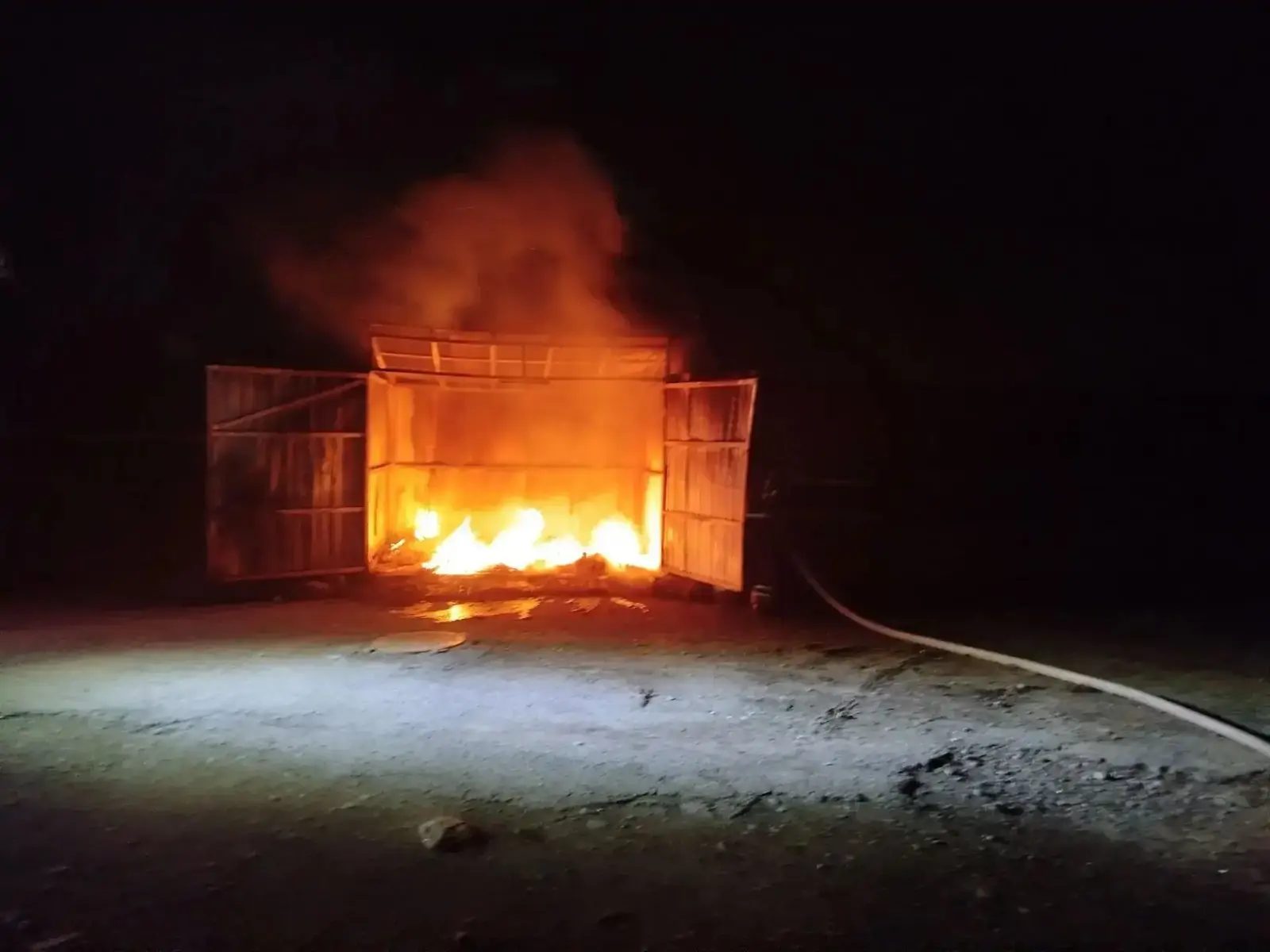 Пожарные Эссойлы спасли контейнерную площадку от огня