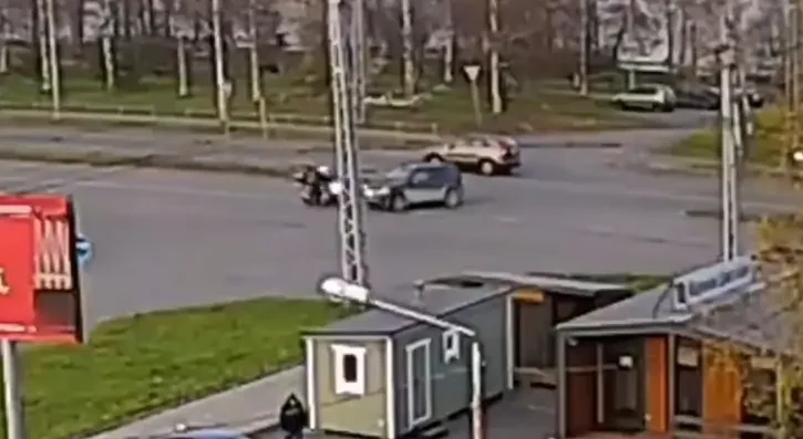 Мотоциклист пролетел несколько метров по асфальту после ДТП в Петрозаводске