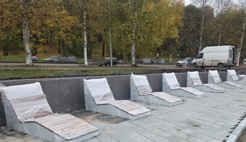 Шезлонги установили на набережной в Петрозаводске