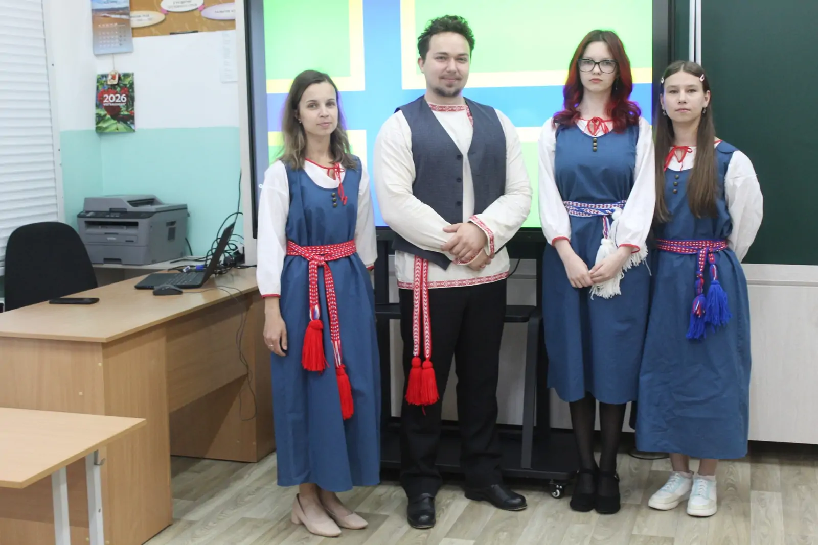 учителя в национальных костюмах