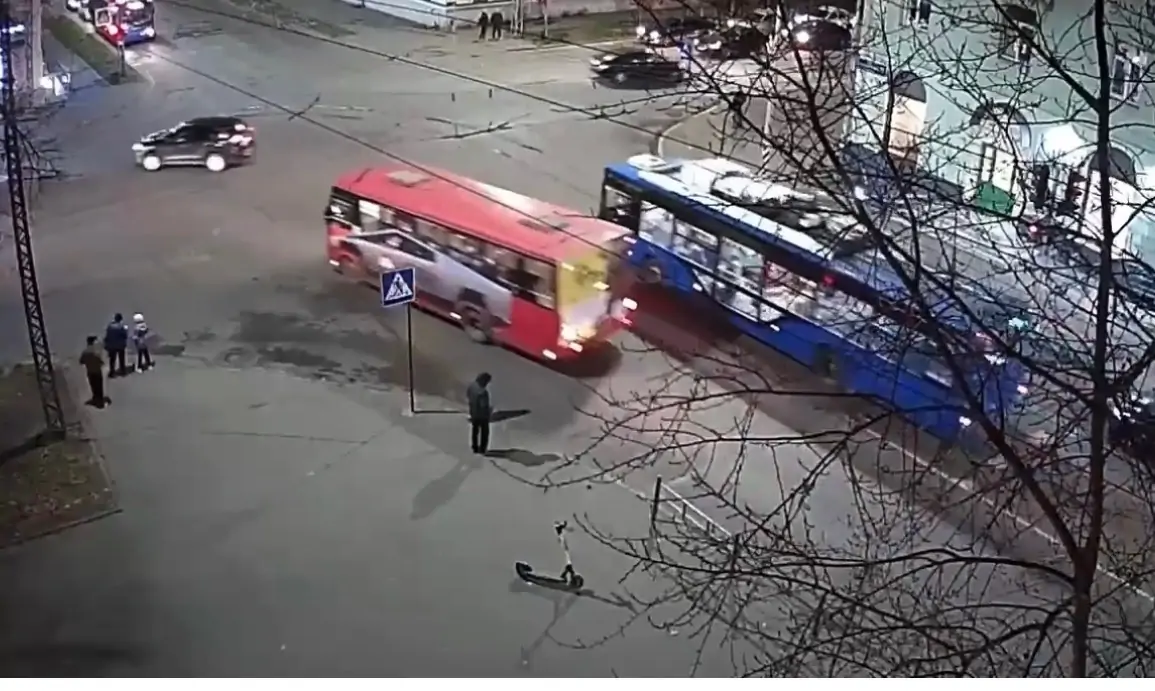 Водитель автобуса напугал пассажиров опасными виражами в Петрозаводске