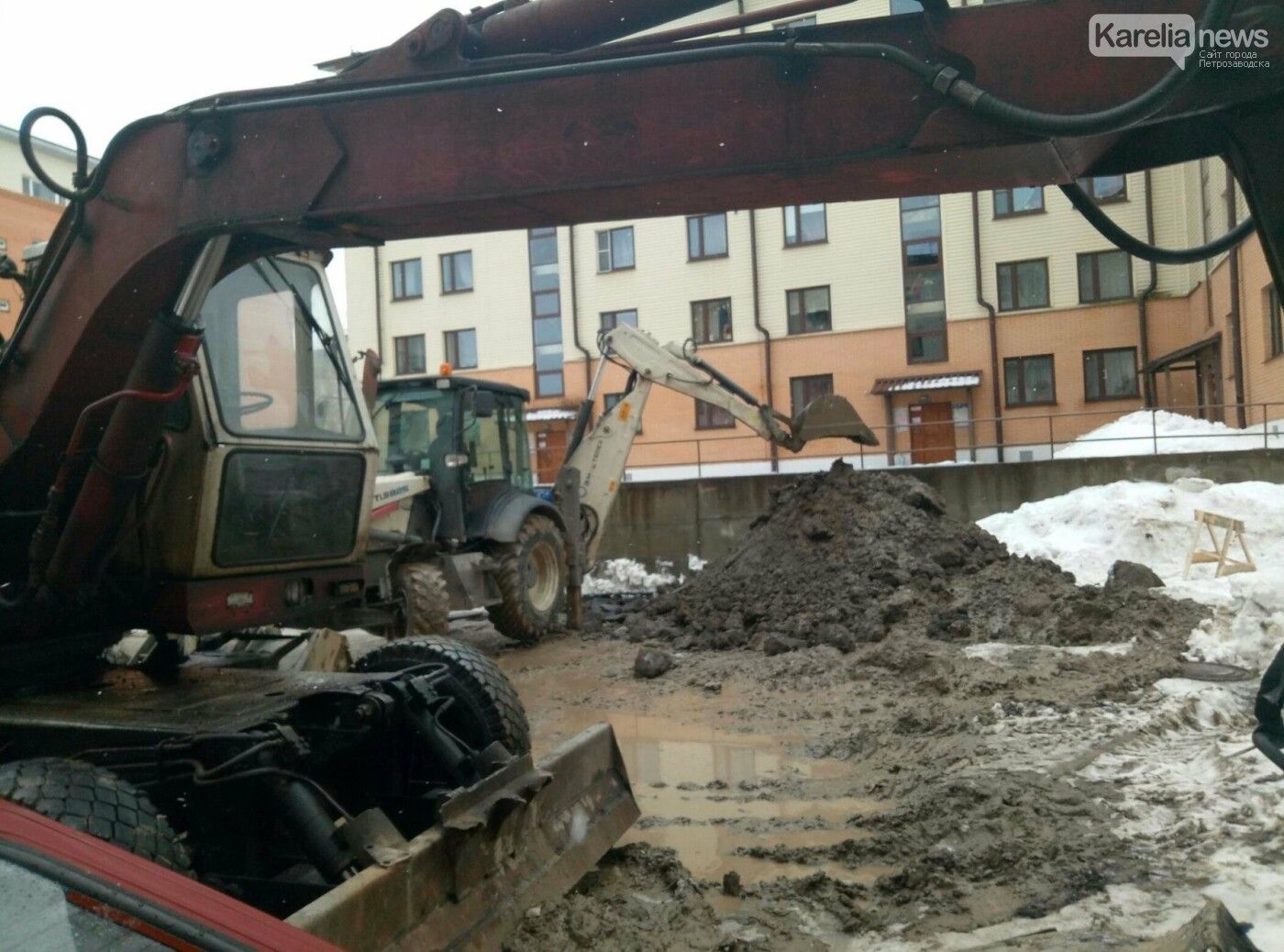 Чтобы добраться до места прорыва трубы, коммунальщикам пришлось стать буксировщиками