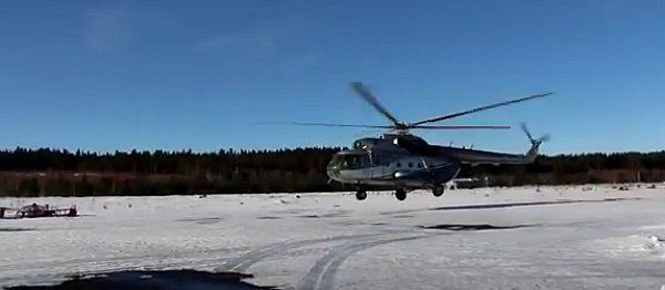 Видео: в Карелии на вертолете эвакуировали рыбака, получившего обморожение