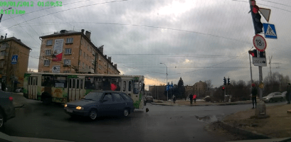 Видео: в центре Петрозаводска троллейбус «задел» иномарку
