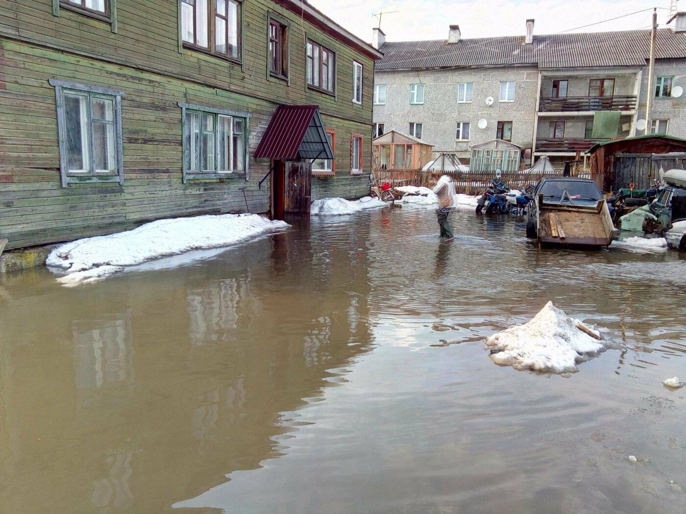 Фото: в Карелии «поплыли» еще несколько домов