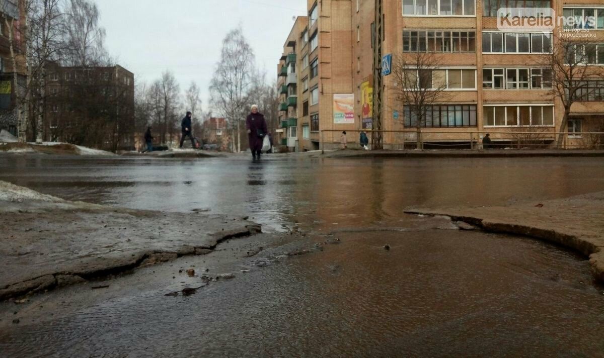 Как весной переплыть тротуар в Петрозаводске. Мнение жителя города