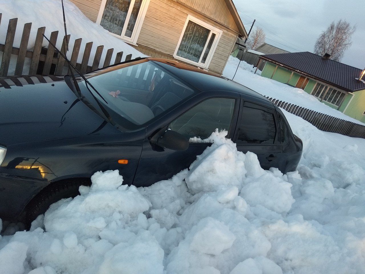 Фото: в Карелии машину засыпало снегом после уборки дорог