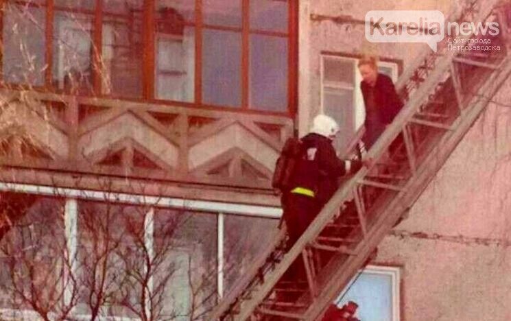 Пожар в высотке в Петрозаводске. Пожарные спасли женщину