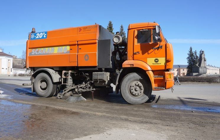 Очищать город от грязи вышли машины-пылесосы и Ирина Мирошник
