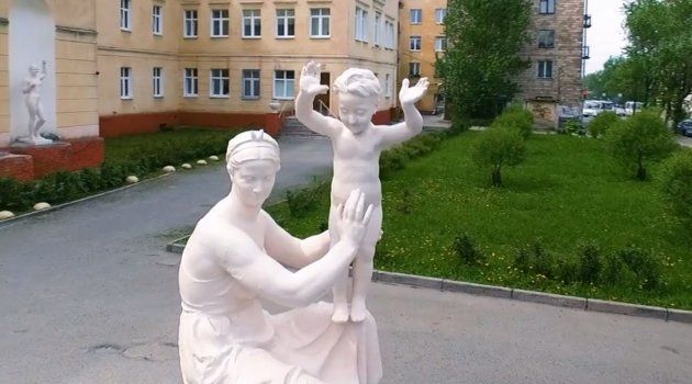 Стало известно, когда восстановят скульптуру у роддомом им. Гуткина в Петрозаводске