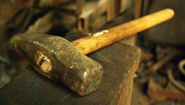 В Кемском районе мужчина трижды ударил товарища молотком по голове