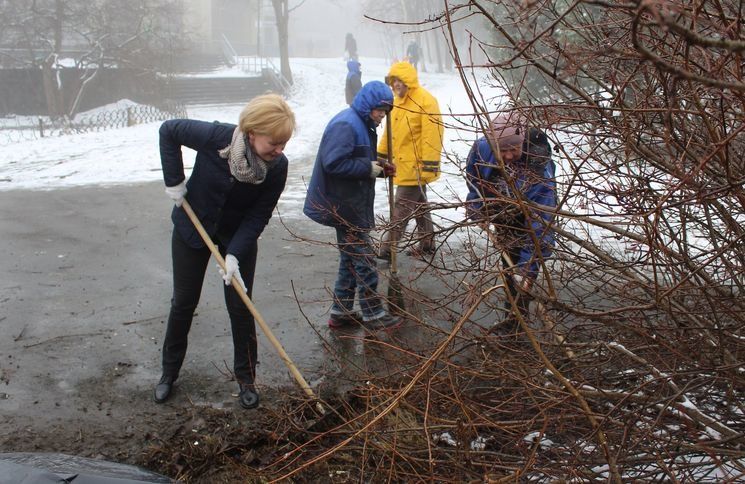 Ирина Мирошник убила еще одну субботу на уборку города (ФОТО)