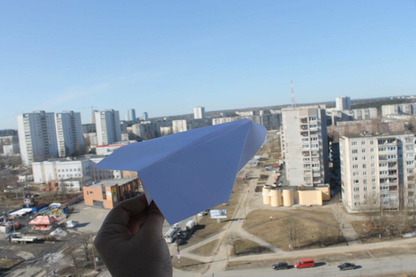 #sundaypaperplane: пользователи запускают бумажные самолетики и делятся видео в соцсетях
