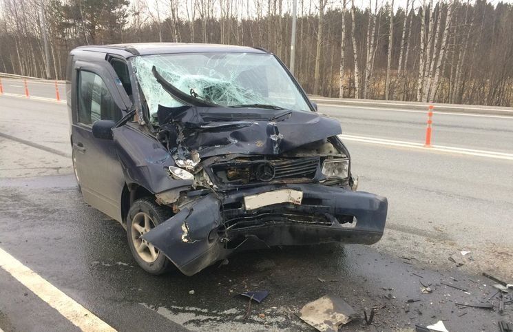 Микроавтобус врезался в бетономешалку на объездной. Есть пострадавшие  (ФОТО)