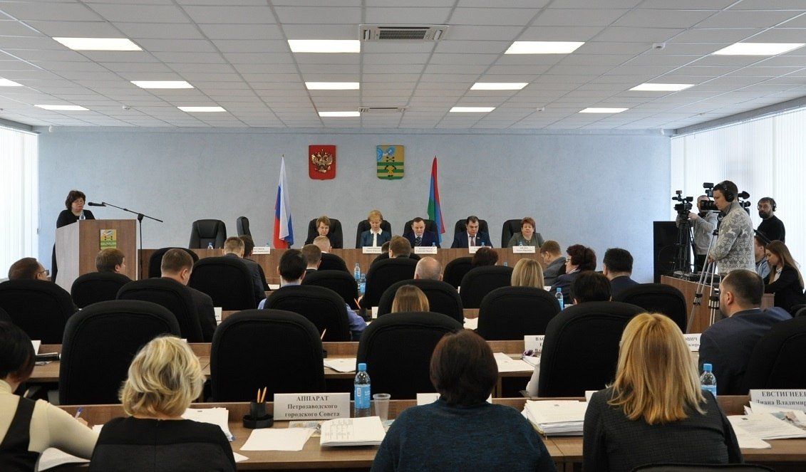 Два новых комитета и обновленные правила благоустройства: Петросовет провел торжественную сессию