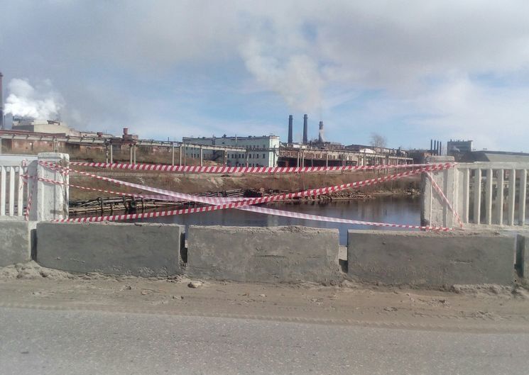 Либо украли, либо утонул. В Сегеже с моста пропал железный пролет