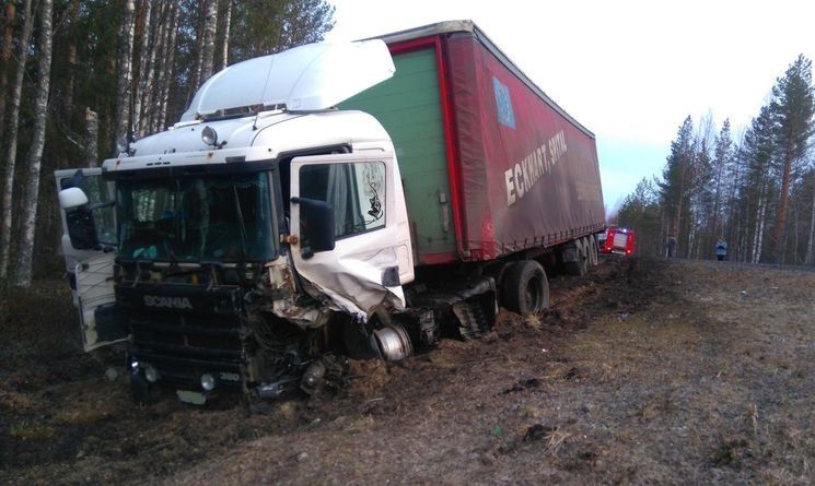 На трассе «Кола» в столкновении фуры и легковушки погиб человек (ФОТО)