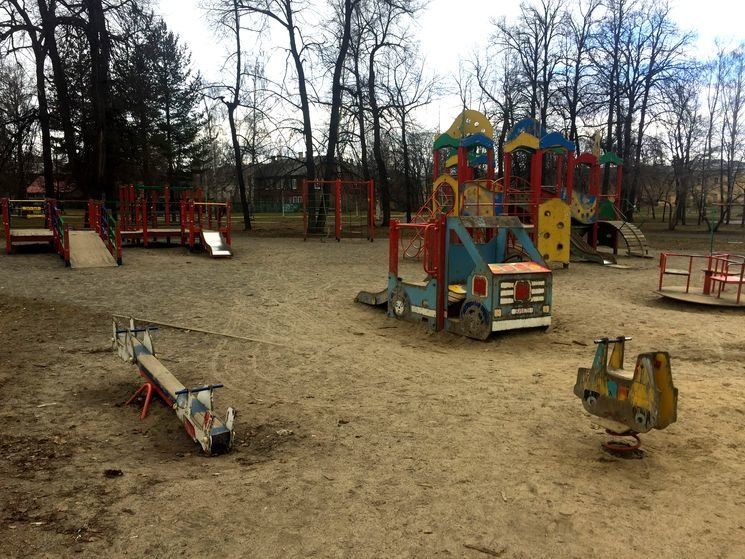 Гвозди и сломанные доски. Детская площадка в Губернаторском парке опасна для здоровья