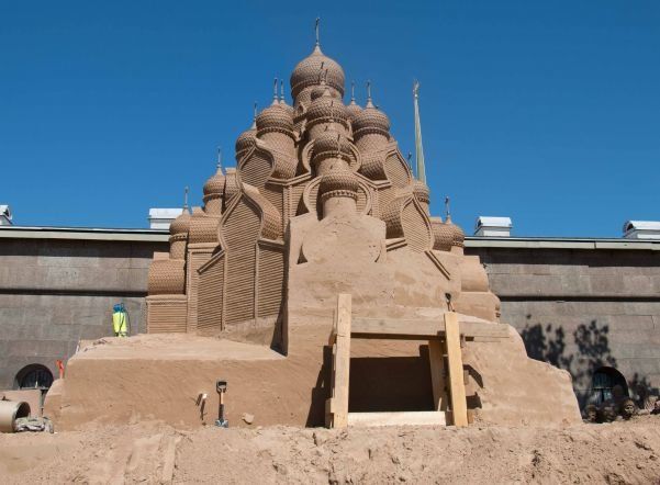 Преображенскую церковь возвели из песка и клея ПВА
