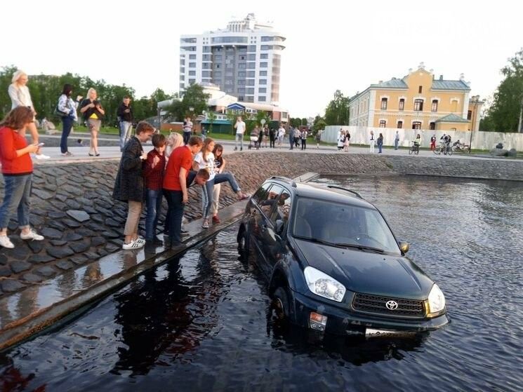 Стало известно, как машина оказалась в воде на набережной Петрозаводска