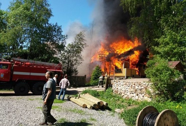 В Приладожье горели дом отдыха и парк «Ладожские шхеры»