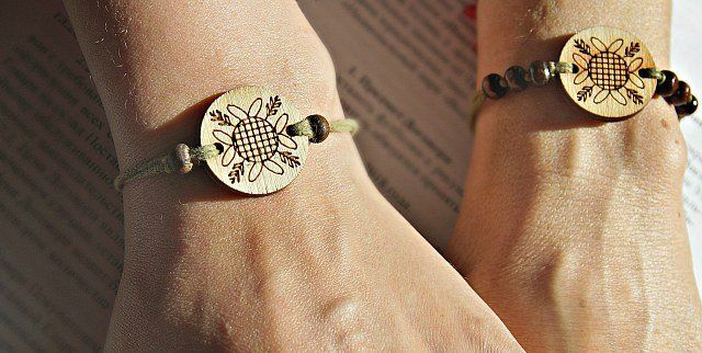 Горожане могут получить браслет с элементом карельской вышивки, отгадав загадки