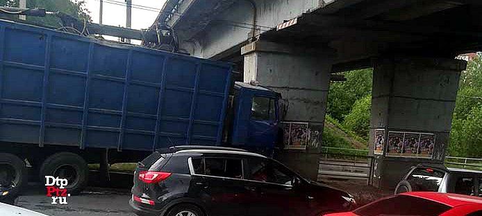 Водитель грузовика не справился с управлением и врезался в опору моста