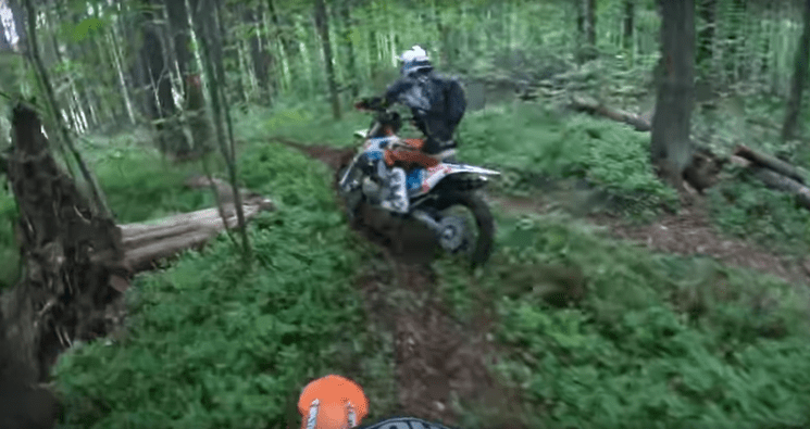 Более 150 мотогонщиков устроили шоу в окрестностях Петрозаводска