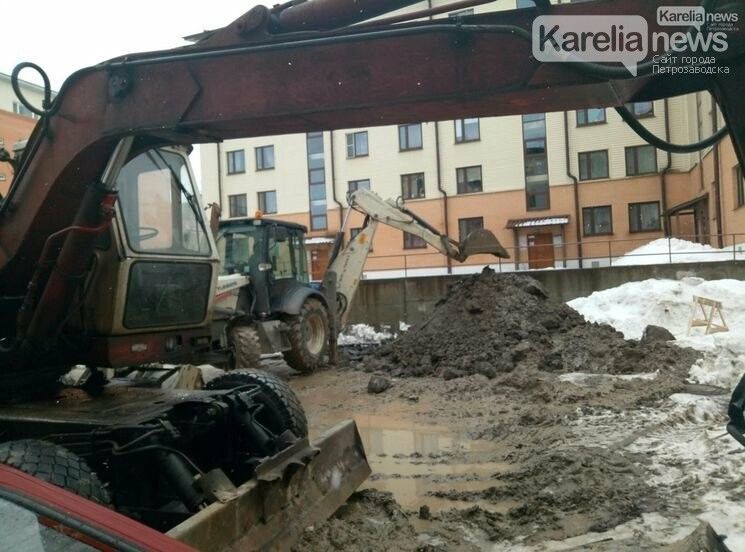 Коммунальщики восстановили асфальт на месте прорыва трубы в Петрозаводске