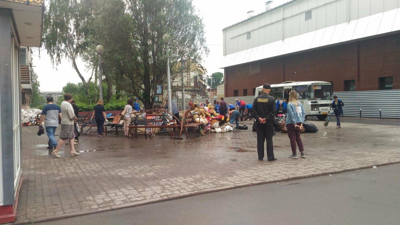 В Кемерово разобрали мемориал игрушек у сгоревшего центра «Зимней вишни»
