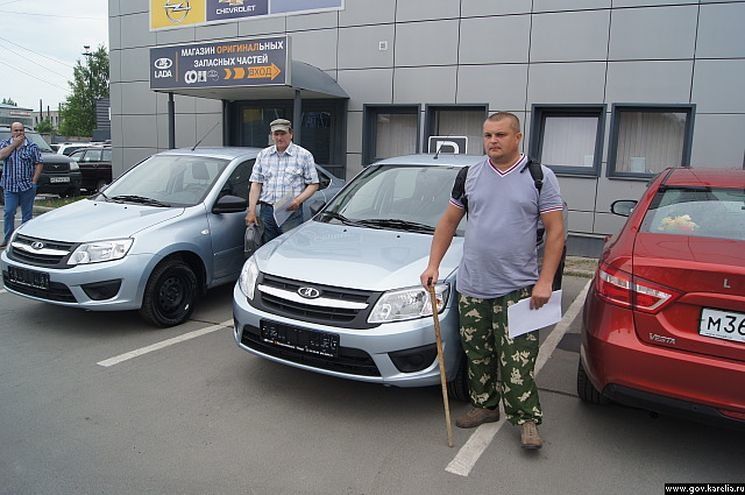 Граждане, пострадавшие на производстве, получили новые машины