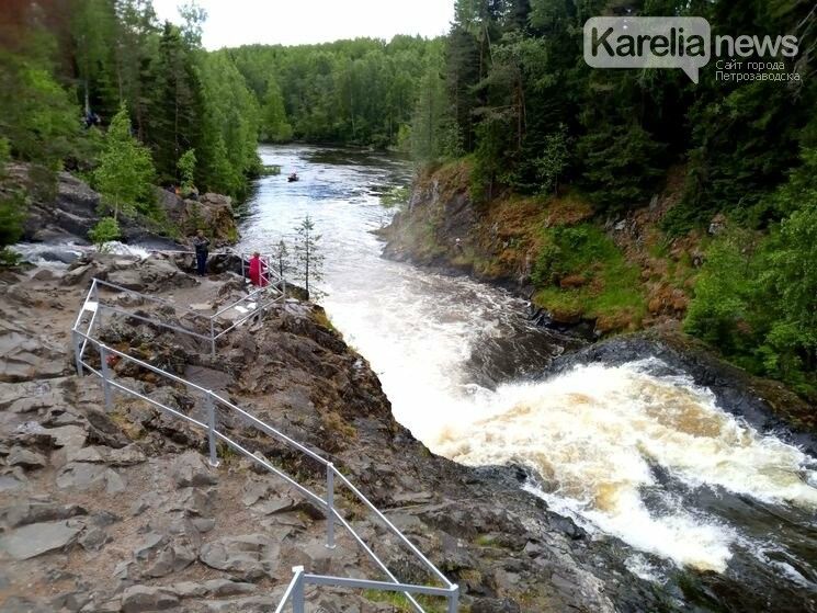 В сети появилось видео трагедии на водопаде Кивач