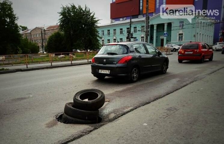 Огромную яму на Мерецкова заделали привычным способом