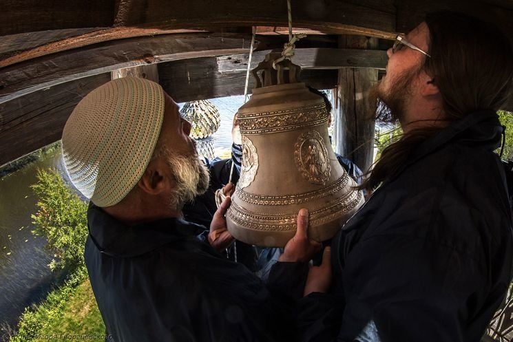 Новые колокола подняли на звонницы Кижского погоста и окрестных деревень