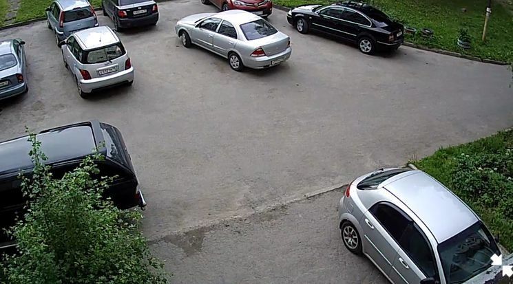 Неадекватный человек ночью уродовал машины на Кукковке