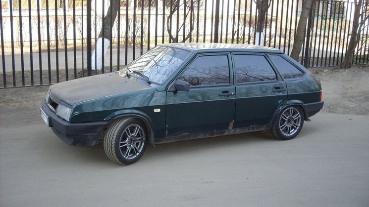 Соцсети: «Девятка» с надписью «Митька» сбила пешеходов в Петрозаводске