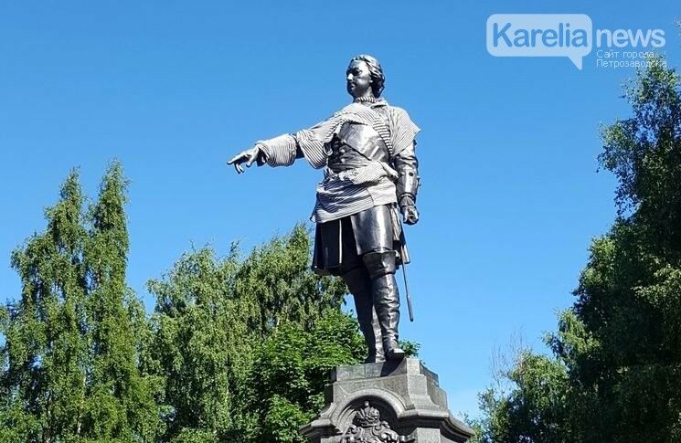 Петра I на набережной Петрозаводска вновь одели в тельняшку. Зачем?