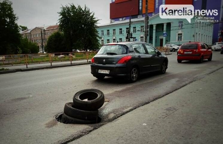 Из ямы на Мерецкова убрали покрышки, но асфальт еще не положили