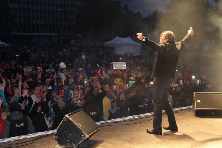 «Город, которого нет» при шквалистом ветре и без салюта. Игорь Корнелюк зажег публику