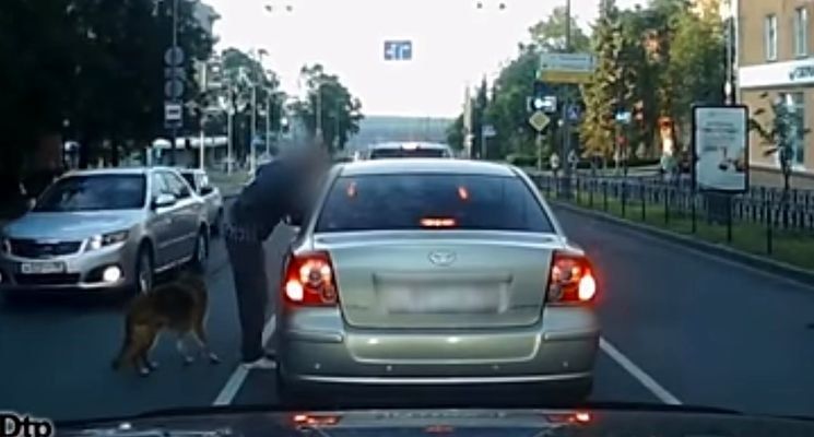 Мужчина в центре Петрозаводска избивал болельщиков битой